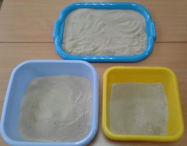 Поднос и ящики с песком.