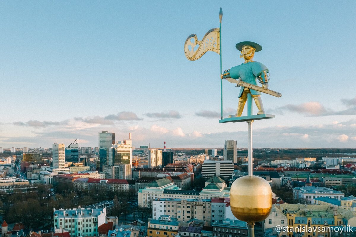 фигура Старого Томаса с панорамным видом на Таллинн