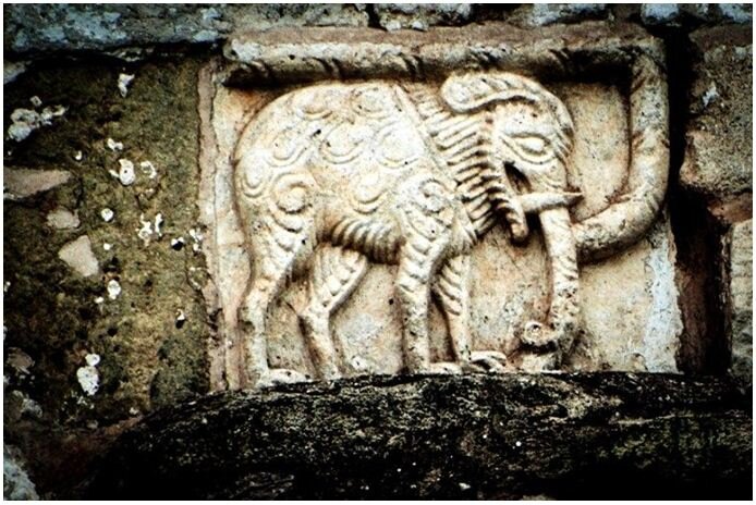 Фрагмент горельефа в Георгиевском соборе города Юрьев-Польский. 