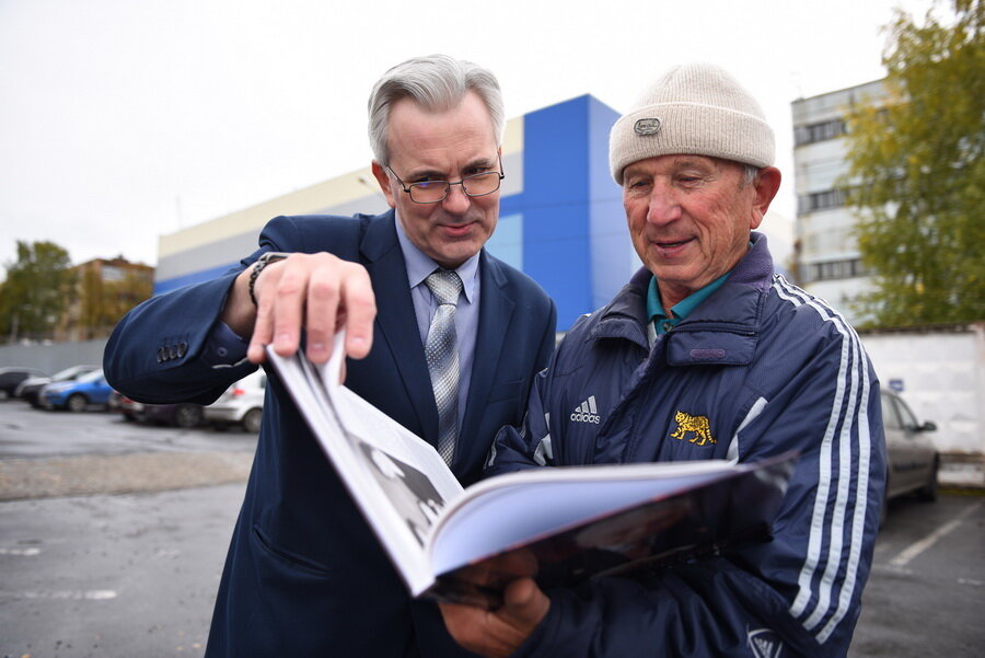 Ветеран машиностроительного завода Василий Яковлевич Поляков с Александром Витальевичем Догужиевым