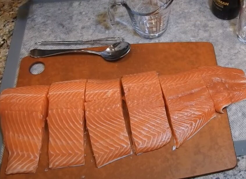 Семгу нарезаем на удобные кусочки