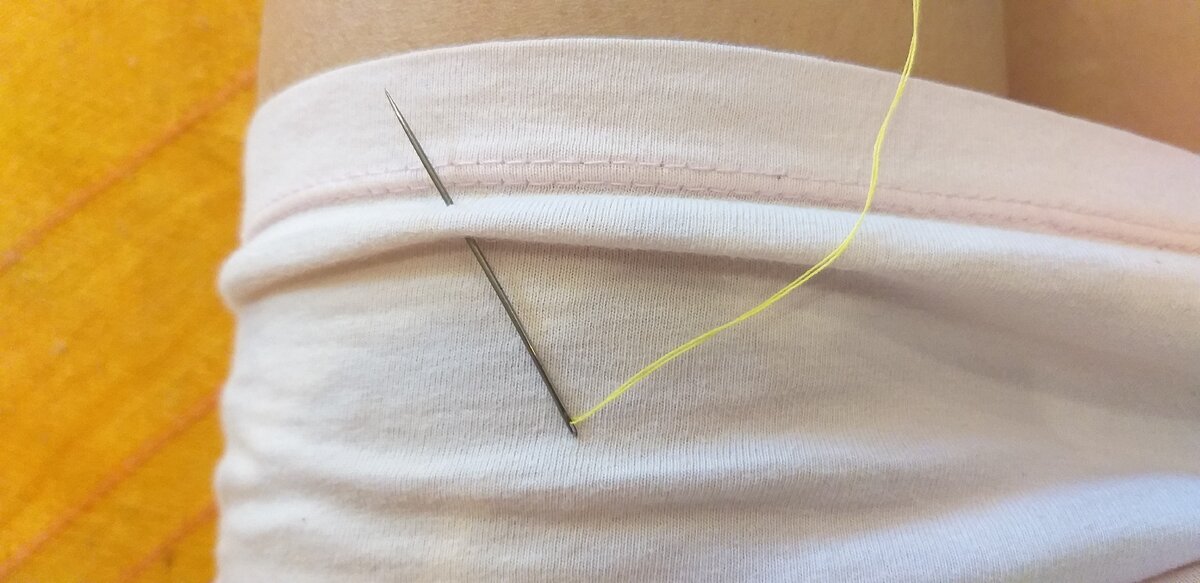 Три раза проколоть кончиком иголки одежду кому гадаем 