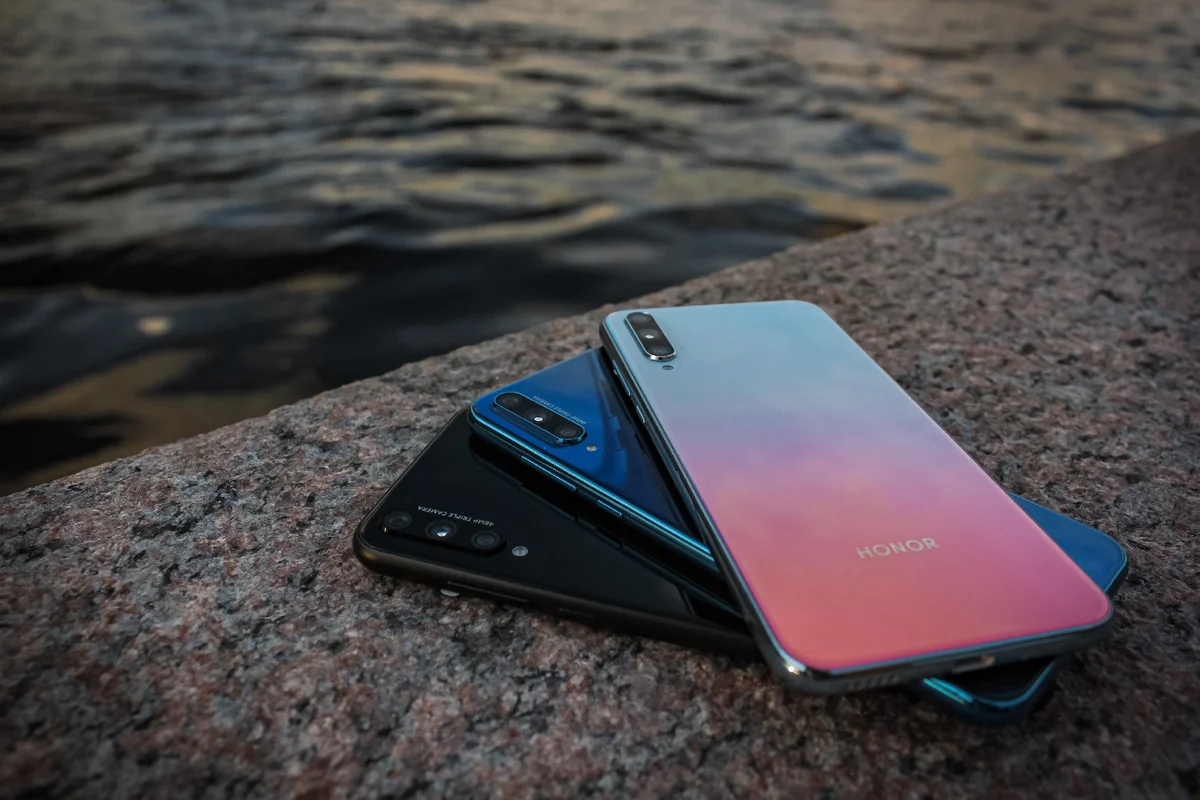 Цена на хитовую модель от Honor опустилась ниже 15 000 рублей: AMOLED-дисплей, Kirin 710F, Sony IMX5861
