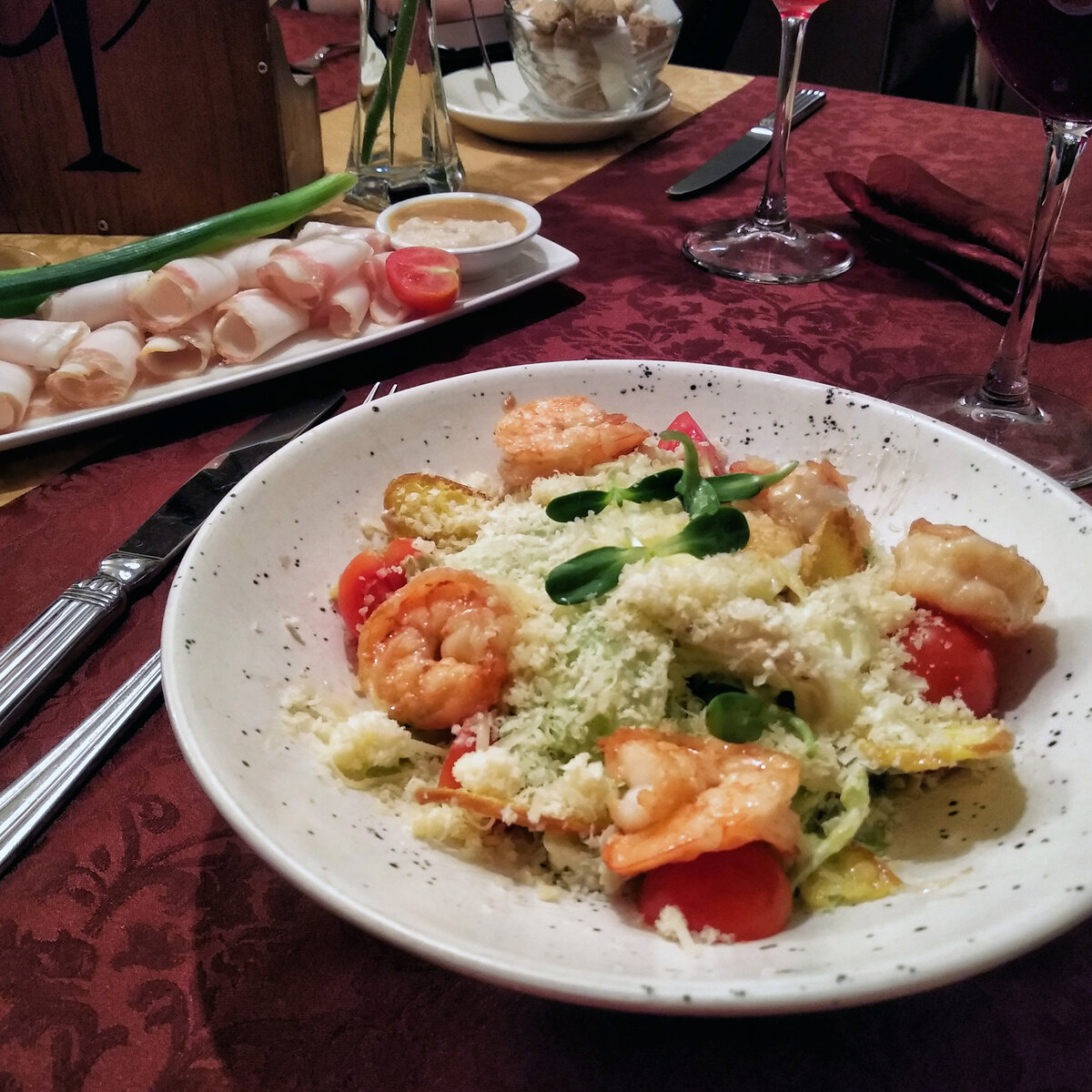 Цезарь с тигровыми креветками