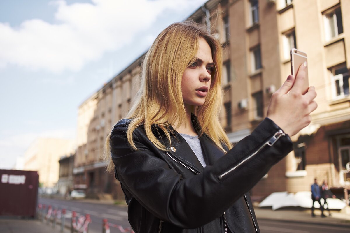 Смеяться с бывшей - к проблемам в семье.