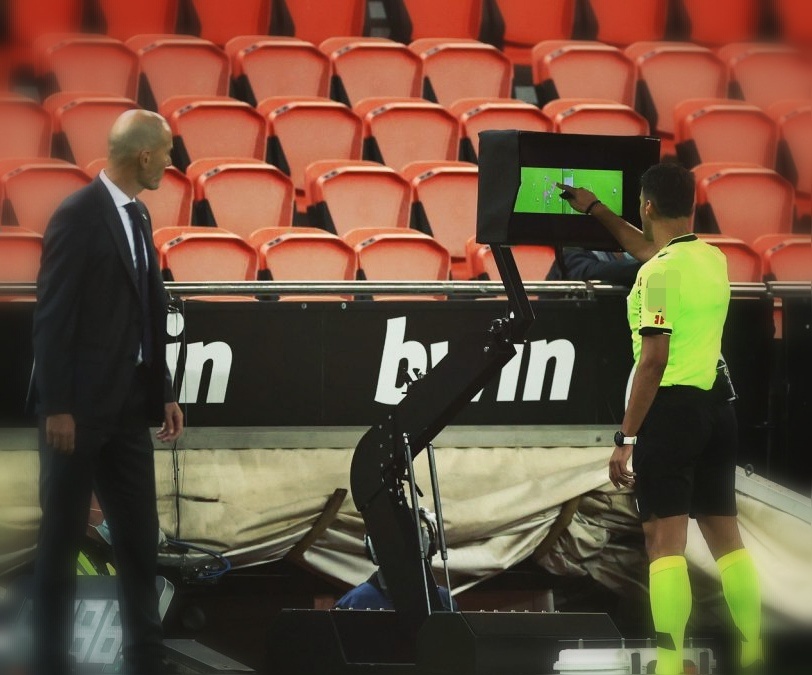 Арбитр просматривает эпизод, VAR