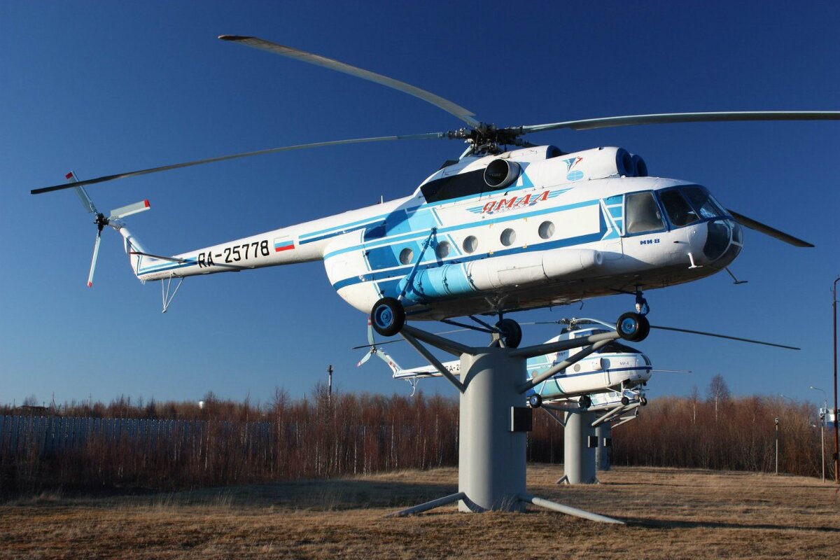 Музей авиации Салехард. Хеликс вертолеты ми-8. Музей полярной авиации. Аэропорт Салехард вертолеты.