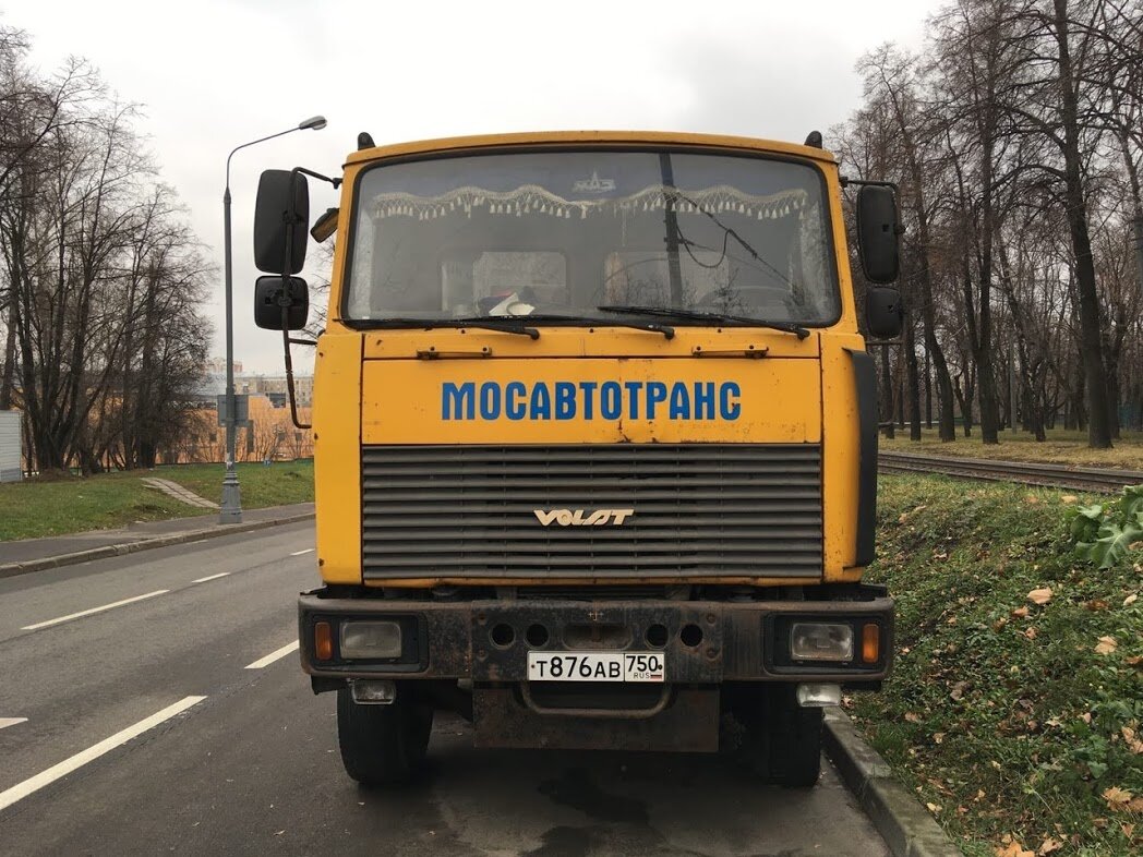 Как и большинство автомобилей и колёсных шасси МЗКТ, эта модель оснащена МАЗовской кабиной 3-го поколения без "спальника".