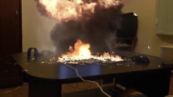 "Информация о том, что в Канте 15-летний ребенок погиб из-за взорвавшегося компьютера, не соответствует действительности", - заявили в пресс-службе ГУВД Чуйской области. 
Поясняется, что 19 декабря в дежурную часть ОВД Ысык-Атинского района поступило сообщение по факту пожара в одном из домов дачного поселка. В результате пожара несовершеннолетний ребенок получил ожоги.

"На место происшествия незамедлительно выехала следственно-оперативная группа. Сотрудники милиции установили, что в одном из дачных домов в Ысык-Атинском районе произошел пожар. В результате пожара пострадал несовершеннолетний Г. С., 2004 года рождения. Пострадавший был доставлен в территориальную больницу. Уже 20 декабря мальчик скончался от полученных ожогов в больнице. Данный факт был зарегистрирован в АИС ЕРПП", - сообщили в пресс-службе.

В ходе досудебного производства сотрудники милиции установили, что несовершеннолетний являлся инвалидом и проживал с матерью, бабушкой и двумя несовершеннолетними сестрами.

Кроме того, в момент возгорания мать мальчика находилась дома. По предварительной версии, пожар произошел в результате короткого замыкания.