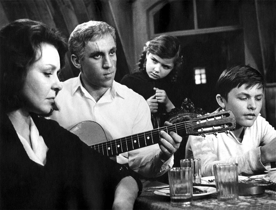 Кадр из фильма "Я родом из детства"