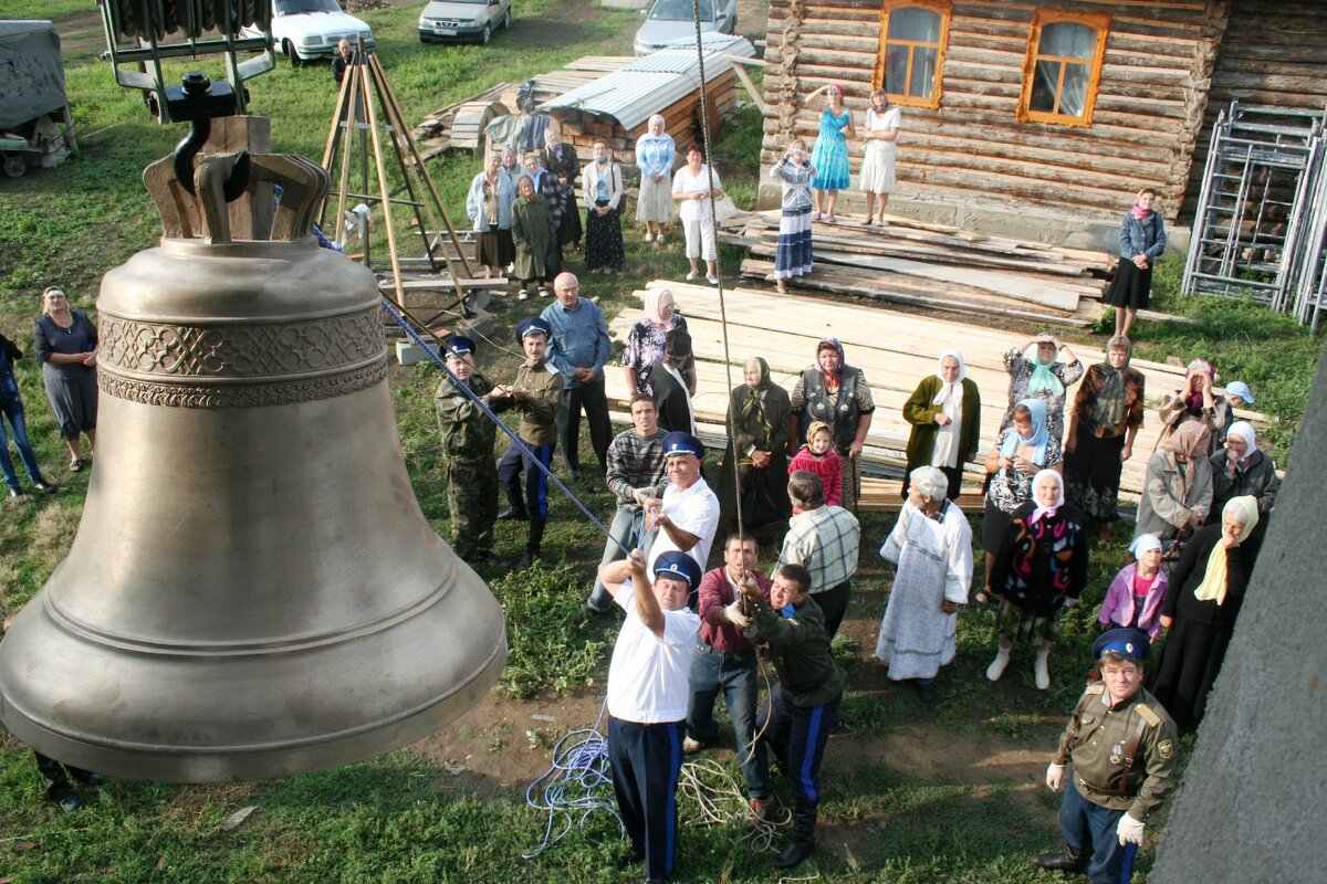 Установка колоколов на колокольню нового храма в поселке Смеловском