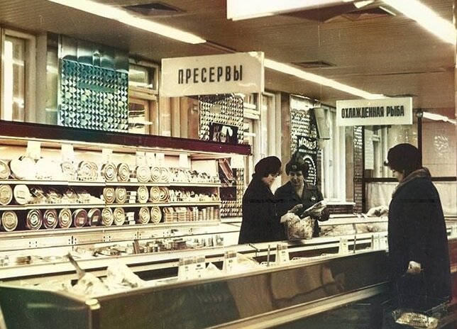 В магазине "Океан". Обратите внимание - сотрудники магазина одеты в специальную фирменную форму, что говорит о высоком статусе "Океана". Фото из свободного источника. 