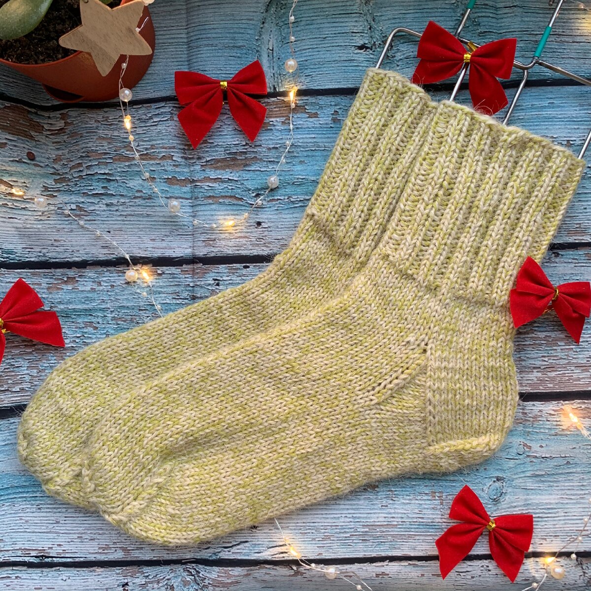 Вот такие красивые, а главное тёплые и уютные носочки, я связала для моей мамы ❣️