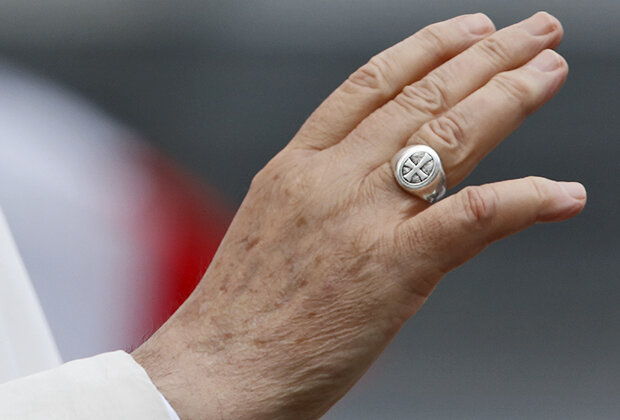 Пастырский перстень Папы Римского Франциска. Фото: Stefano Rellandini / Reuters