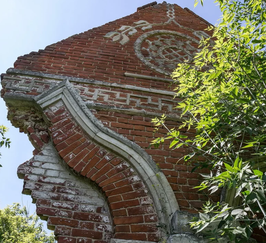 Белокаменные украшения усадьбы