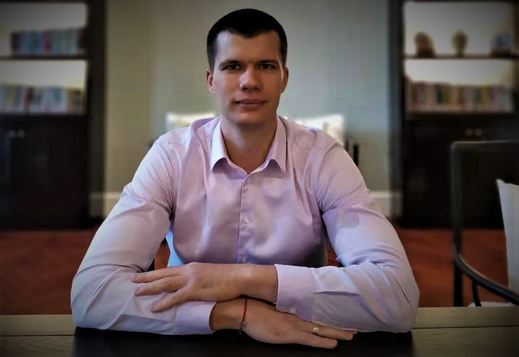 В Китае я работаю менеджером по контрактам.