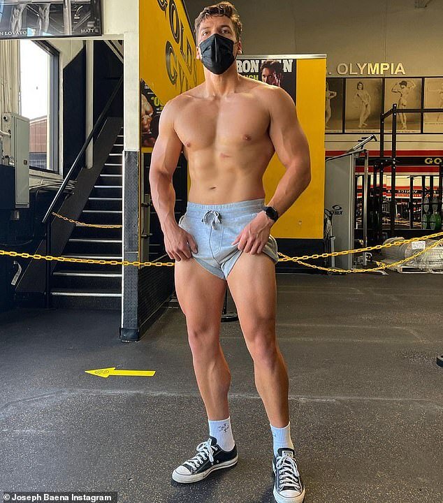 Джозеф Баэна демонстрирует свои накачанные ноги