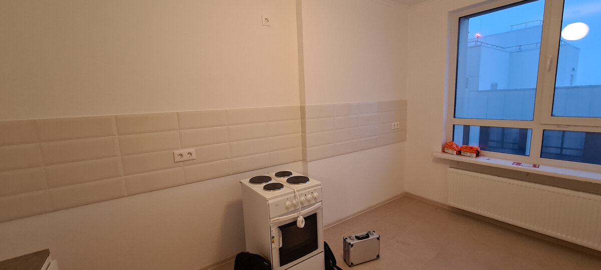 на фото виден выступ стены