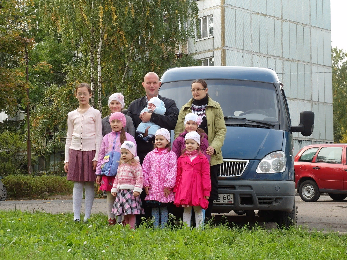 Что нужно получить многодетным. Многодетная семья. Многодетная семья в России. Дети из многодетных семей. Русские многодетные семьи.