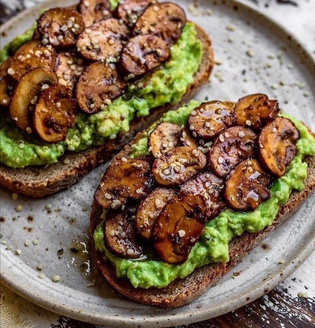 Тост с грибами и авокадо
