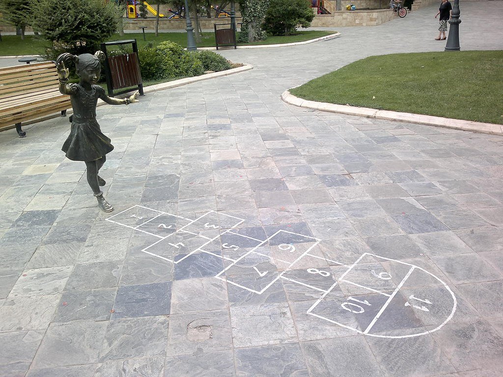 Скульптура девочки, играющей в классики. Баку, Азербайджан