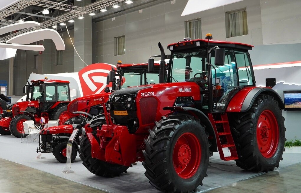 Трактор МТЗ Беларус-2022 с двигателем Камминз на выставке в Москве (осень 2020 года)