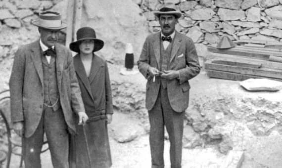 В смерти лорда Карнарвона 05 апреля 1923 года, давшего деньги на раскопки его гробницы.