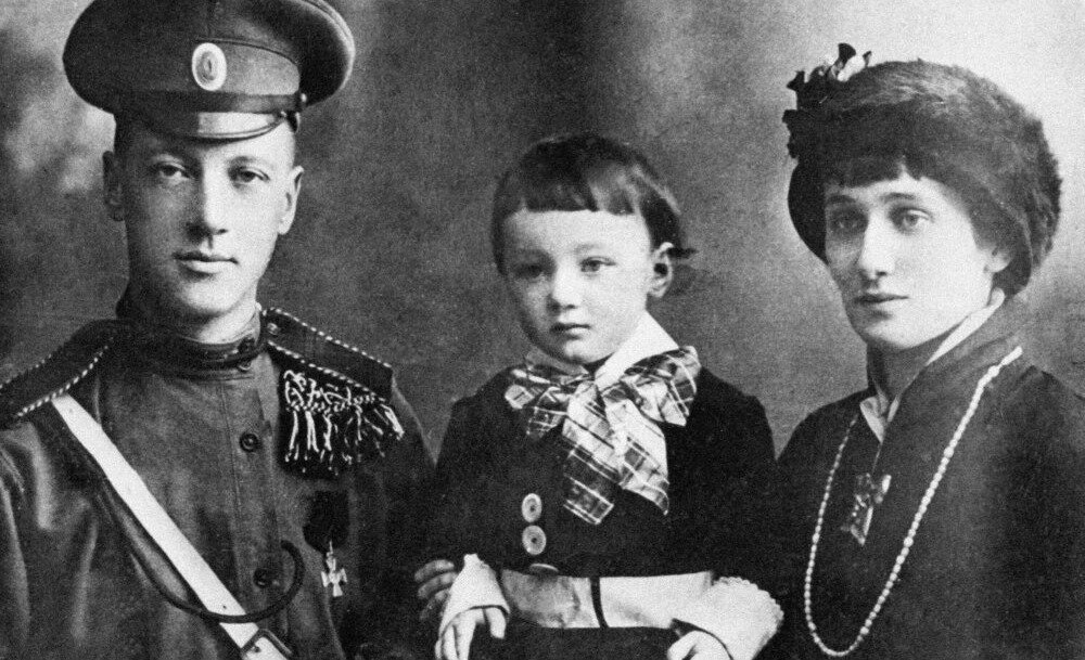 А.А. Ахматова с мужем Н.С. Гумилевым и сыном Львом