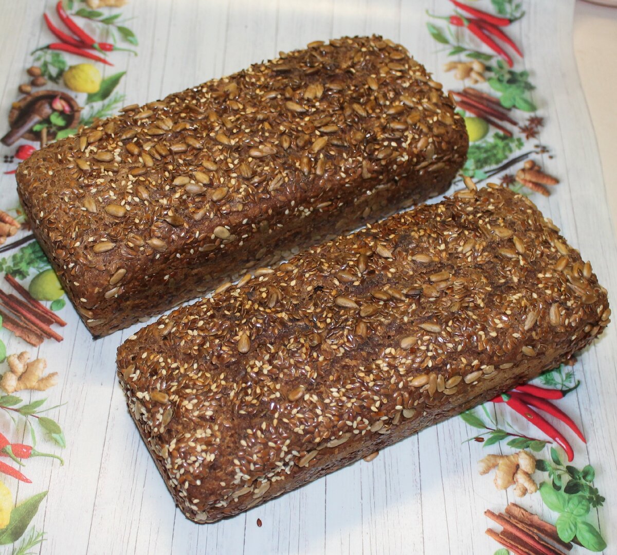 Ржано-пшеничный зерновой хлеб в обсыпке из кунжута, семян льна и семян подсолнечника