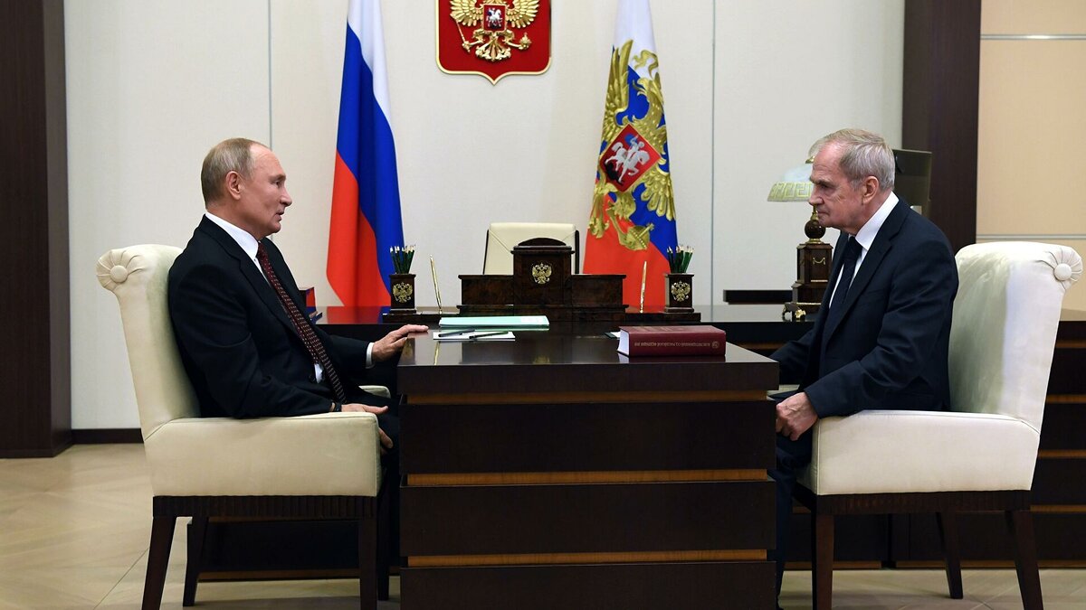 Владимир Путин и председатель Конституционного суда Зорькин, которому в феврале исполнилось 78 лет. Фото РИА Новости