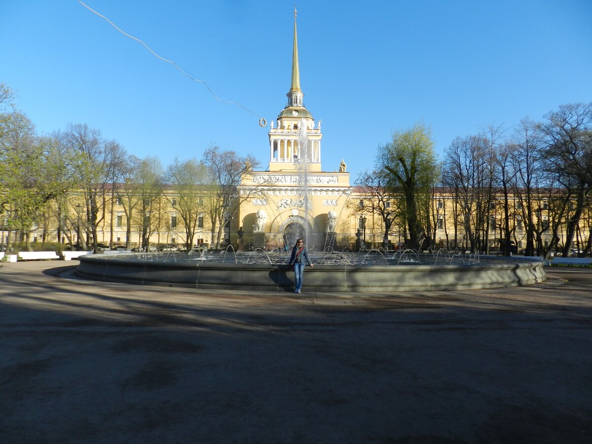 Александровский сад, позади Адмиралтейство