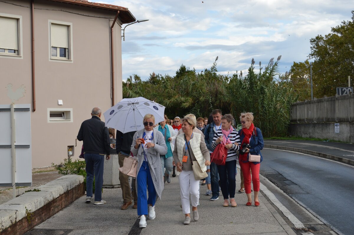 Под белым зонтиком - Рита.