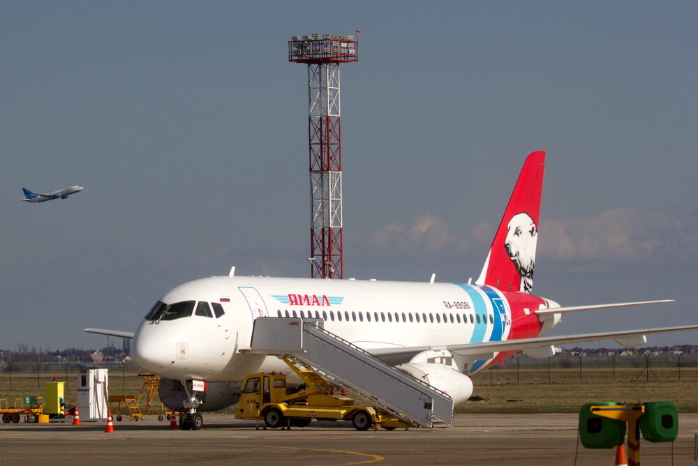 В аэропорту, впрочем, как и во всем Краснодаре отчаянно пахло весной. Мне кажется, что весна пахнет именно так: жирным черноземом, прелой травой, и обязательно все зеленое. Наверное, поэтому на первый споттинг со всей страны потянулись люди. Из Москвы, из Ханты-Мансийска, из Екатеринбурга и Нижнего Новгорода. Всего же на перроне собралось 30 человек, хотя заявки подали аж 75 потенциальных участников. Тем, кому повезло, в полной мере посмотрели на то,, как работает аэропорт Краснодара. Давайте вместе посмотрим. 