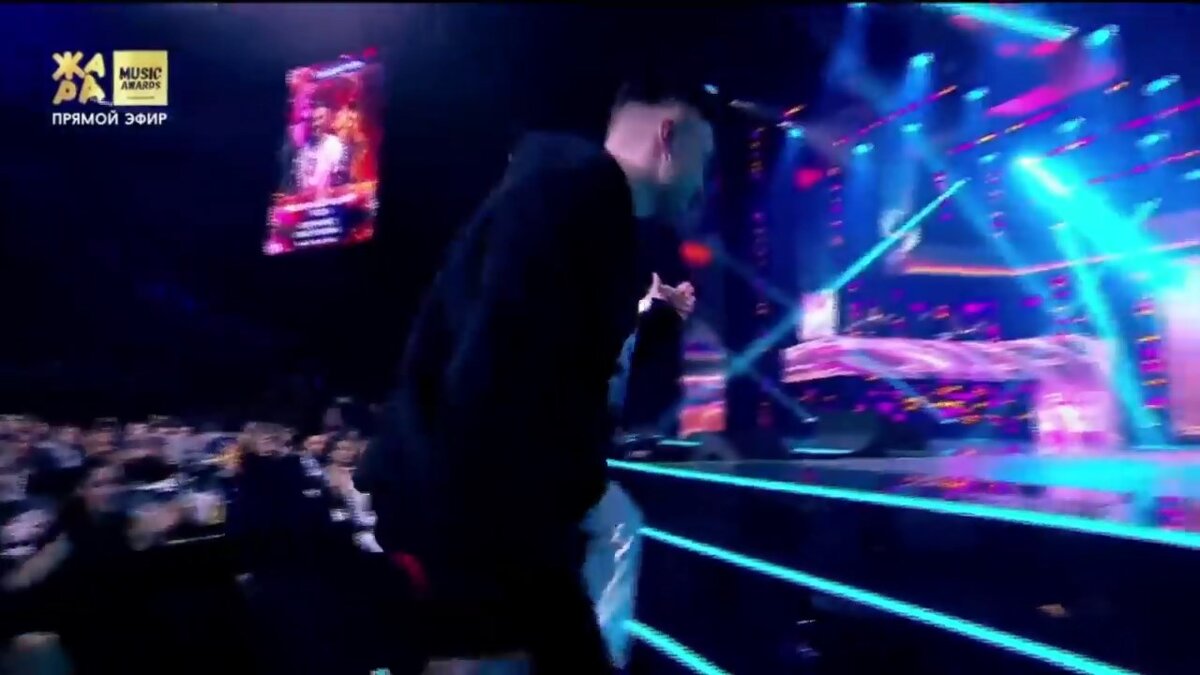 Егор Крид с Нюшей за руки поднялись на сцену на вручение премии. Источник: https://www.youtube.com/watch?v=CqiEmwoC5tY