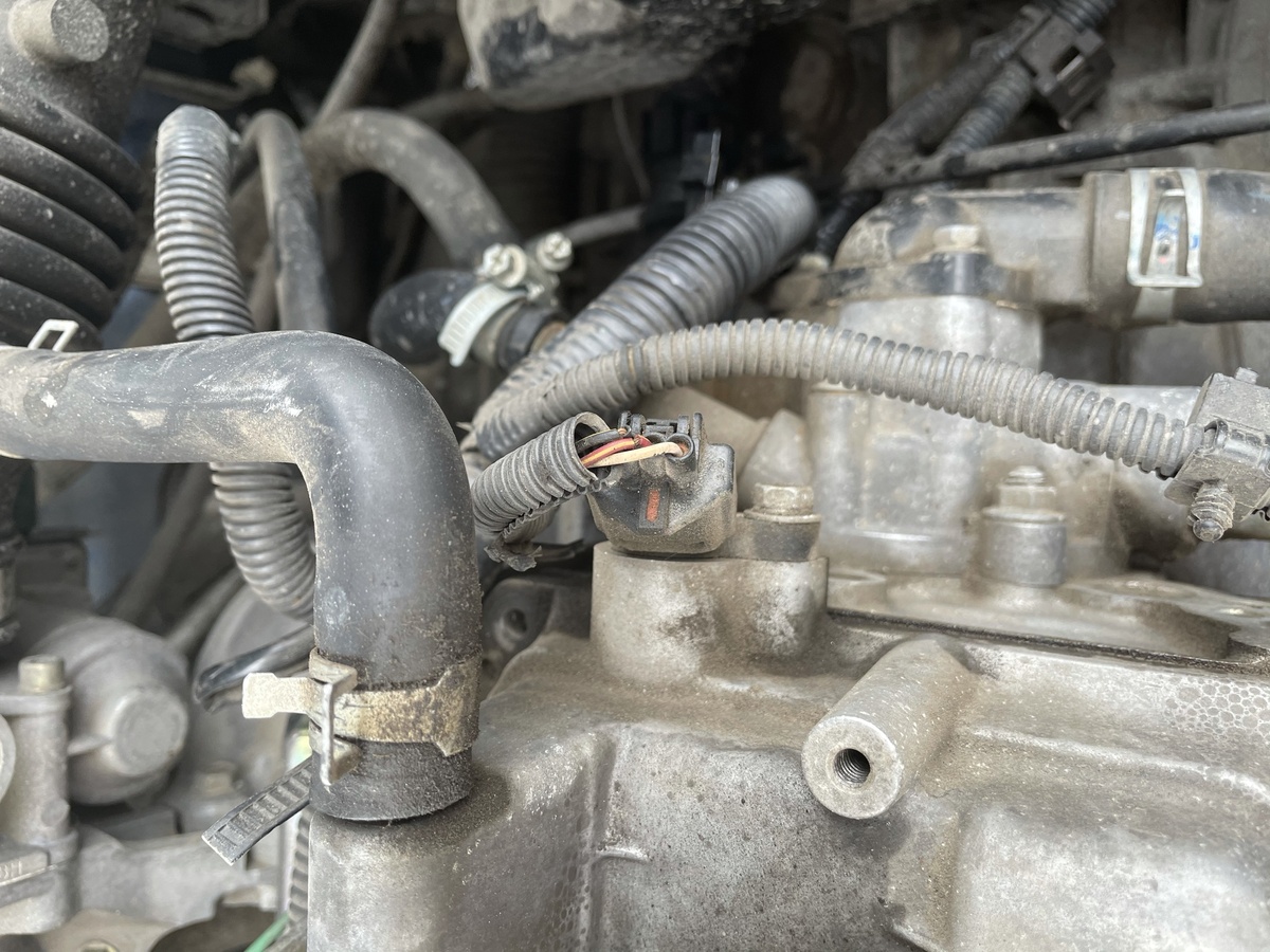 Данные места лучше промывать с дальнего расстояния, иначе вы рискуете обзавестись неисправностями на своем автомобиле.