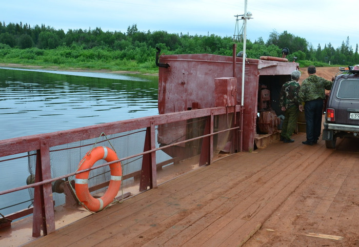 харон на лодке. лодка харона на реке стикс. паромщик на реке. паромщик мистический. переправа на лодке.