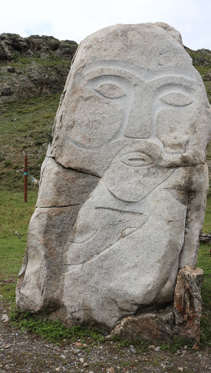 Монумент создан в рамках проекта Региональной общественной организацией "Школа Экологии Души "Тенгри" "Традиционные маркеры" на средства фонда Тамалплаис (США)