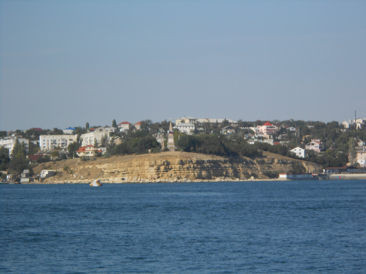 Памятник Воинам второй гвардейской армии, которые 9 мая 1944 года отвоевали северную сторону города и, форсировав Севастопольскую бухту, отвоевали Севастополь