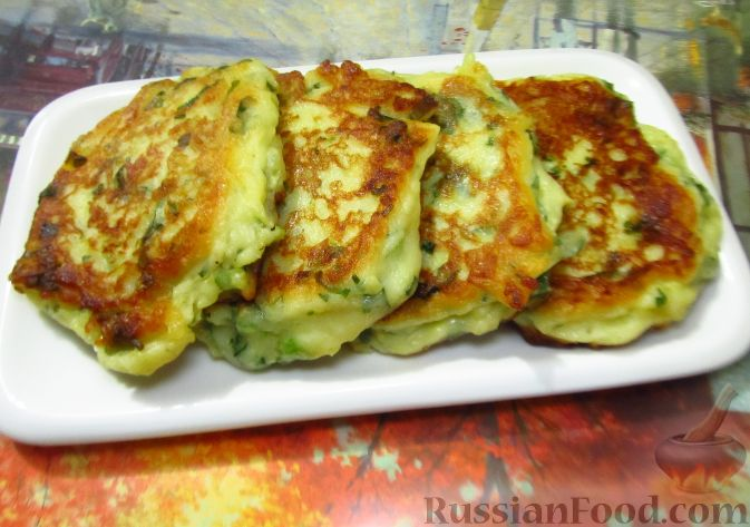 Вкуснейшие и нежнейшие картофельные оладьи можно приготовить из картофеля, сваренного в мундире, и сыра фета.