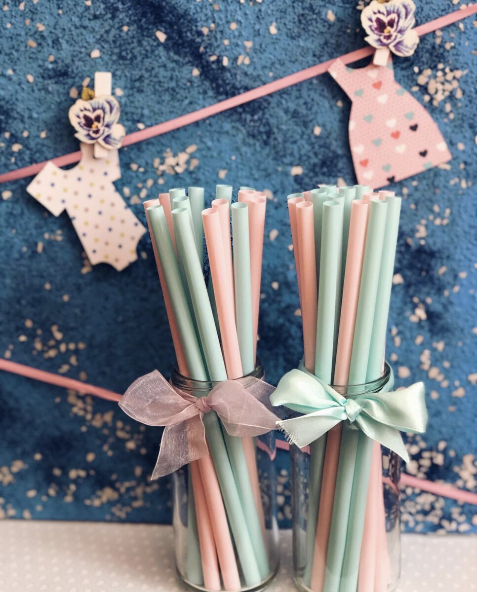 Вырезала из цветной бумаги ползунки и платьица, на которых гости писали свои предположения и предложения