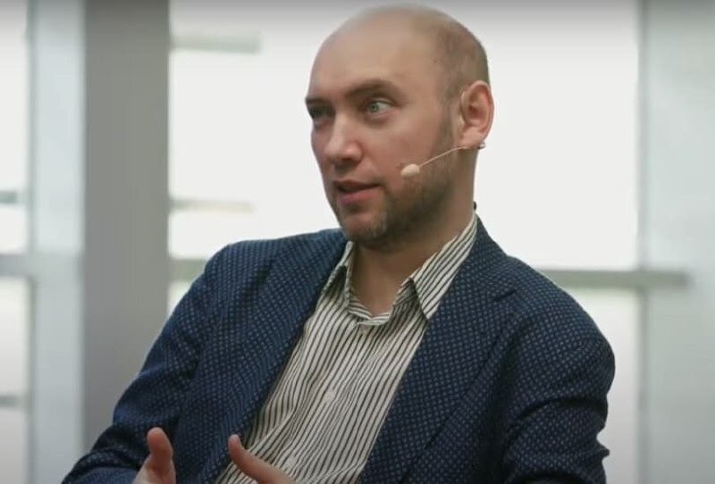 YouTube: Скриншот «Электронное лицо» vs. «разумная машина»