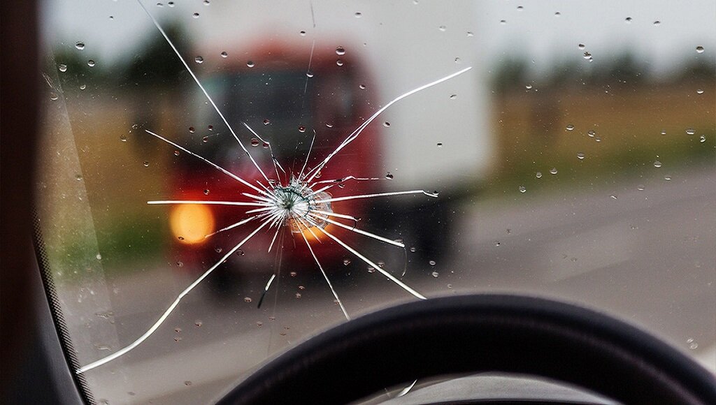 Сколы и трещины на лобовом стекле - фото с сервиса Яндекс.Картинки