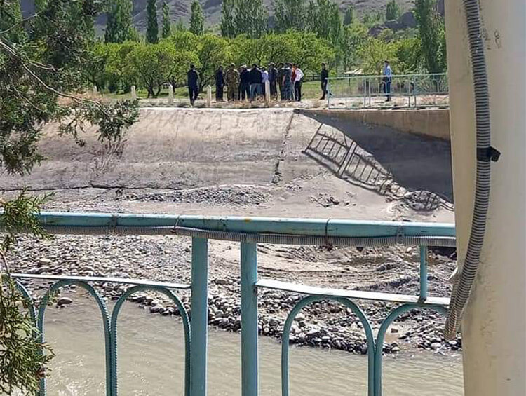 Головной водозабор Киргизия. Водохранилище в Киргизии граница. Баткен головной. Вода на киргизско-таджикской границе.