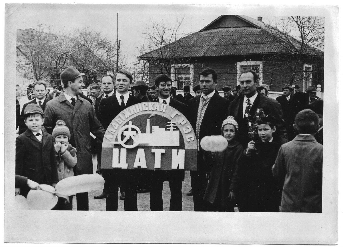 И снова я справа от эмблемы цеха. За моей спиной - мой дорогой папочка.