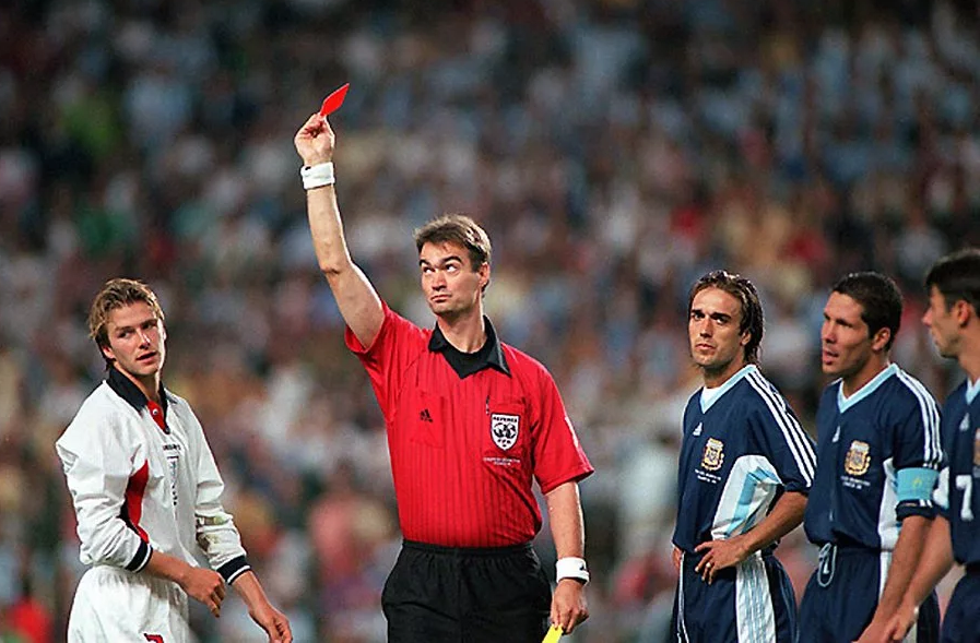 Бекхэм получает красную карточку в матче с Аргентиной. 