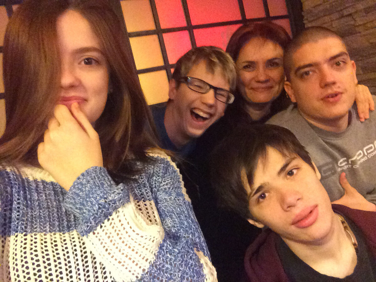 С подростками в кафешке