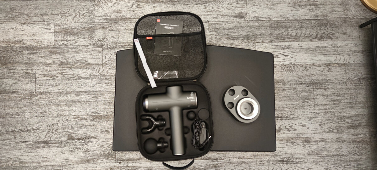 В комплекте массажный пистолет, 4 насадки, кейс для хранения, зарядное устройство, зарядная станция, руководство пользователя.