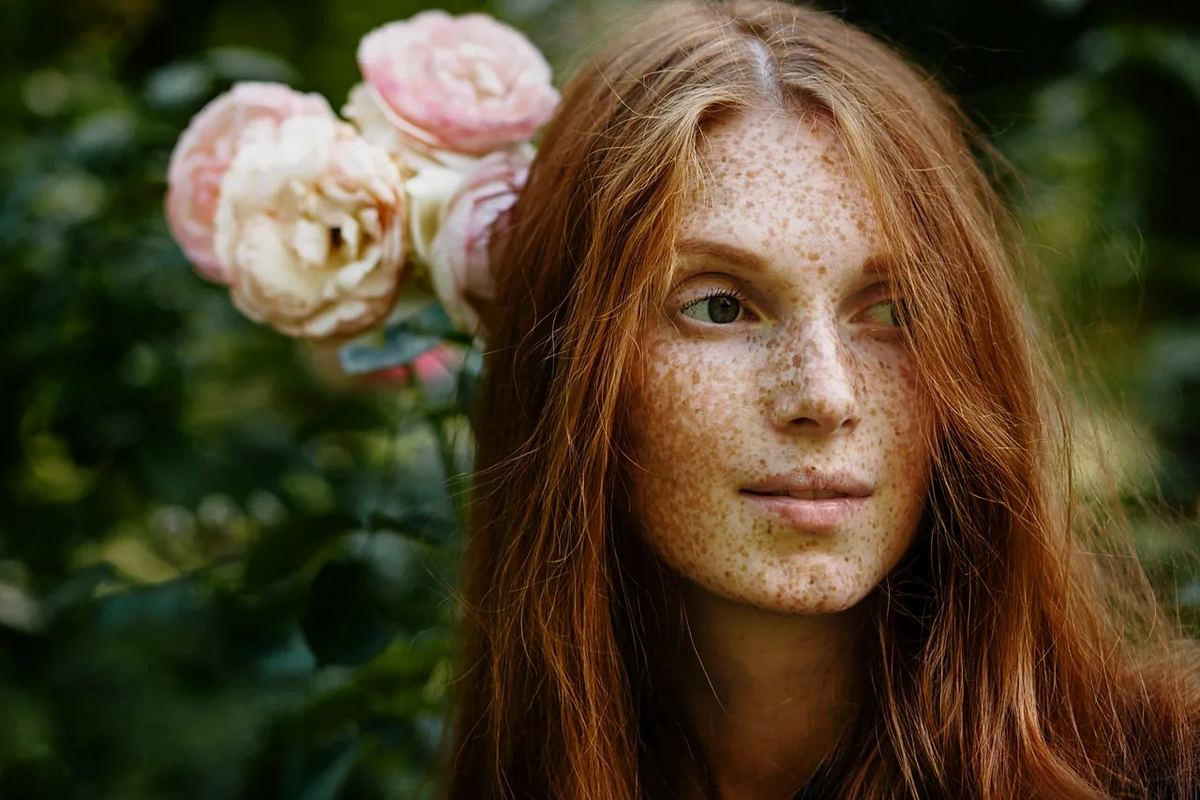 Конопатая майя хоук. Николь уивер с веснушками в очках. Девушка с рыжими волосами. Конопатая майя хоук. Рыжая девочка с веснушками.