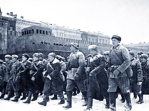 Парад 7 ноября 1941 года. Фото из открытых источников 