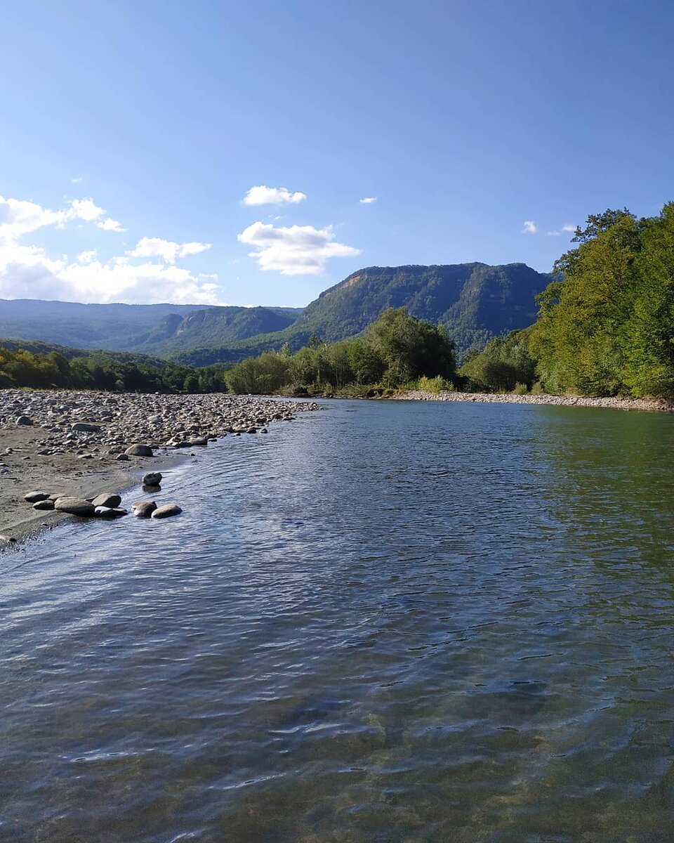 На заднем плане гора Монах